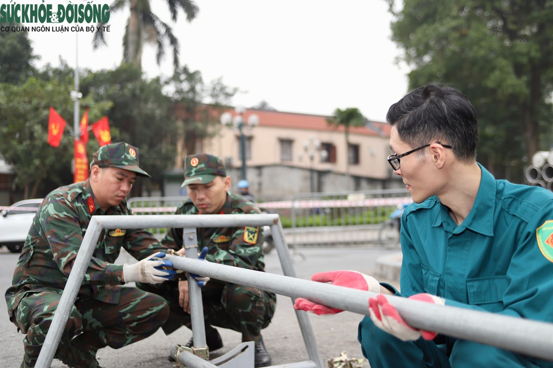 Cận cảnh lắp đặt trận địa pháo hoa Tết Dương lịch tại Hà Nội - Ảnh 6. Cận cảnh lắp đặt trận địa pháo hoa Tết Dương lịch tại Hà Nội - Ảnh 6.