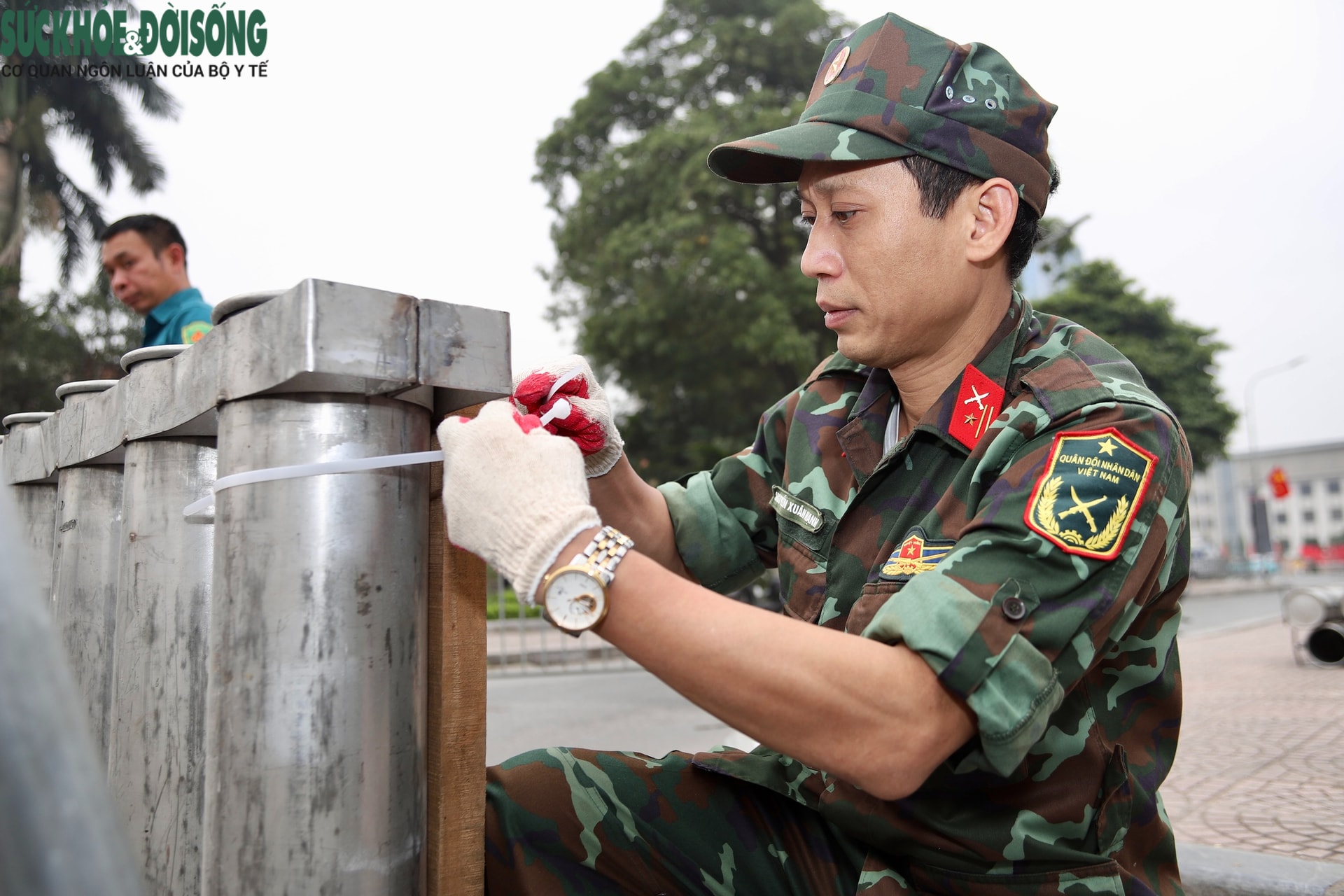 Cận cảnh lắp đặt trận địa pháo hoa Tết Dương lịch tại Hà Nội - Ảnh 8. Cận cảnh lắp đặt trận địa pháo hoa Tết Dương lịch tại Hà Nội - Ảnh 8.