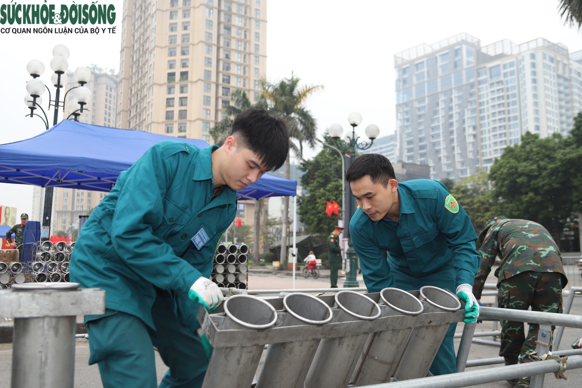 Cận cảnh lắp đặt trận địa pháo hoa Tết Dương lịch tại Hà Nội - Ảnh 9. Cận cảnh lắp đặt trận địa pháo hoa Tết Dương lịch tại Hà Nội - Ảnh 9.