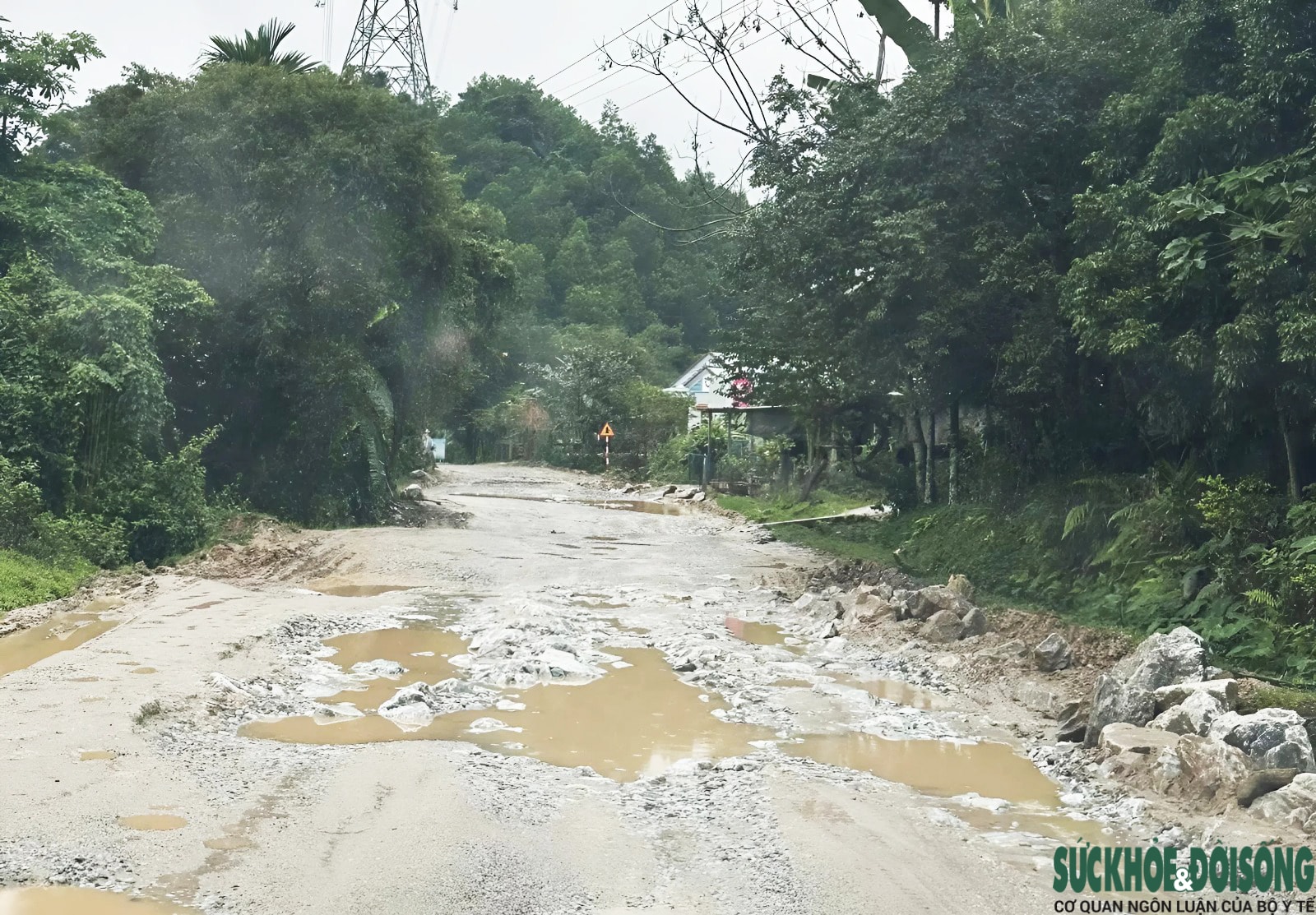 Cận cảnh Quốc lộ 14D 'nát như tương', Đà Nẵng chi hơn 4.500 tỷ đồng nâng cấp, cải tạo- Ảnh 4.