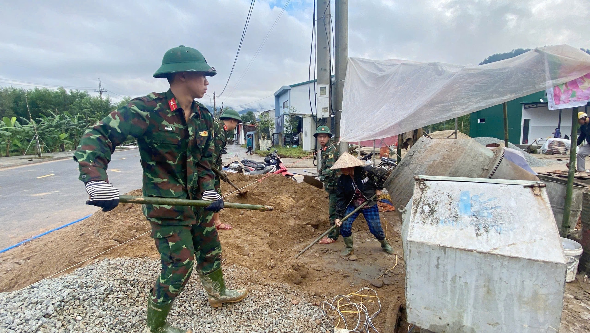 'Chạy nước rút' dựng nhà cho người dân sau lũ- Ảnh 5.