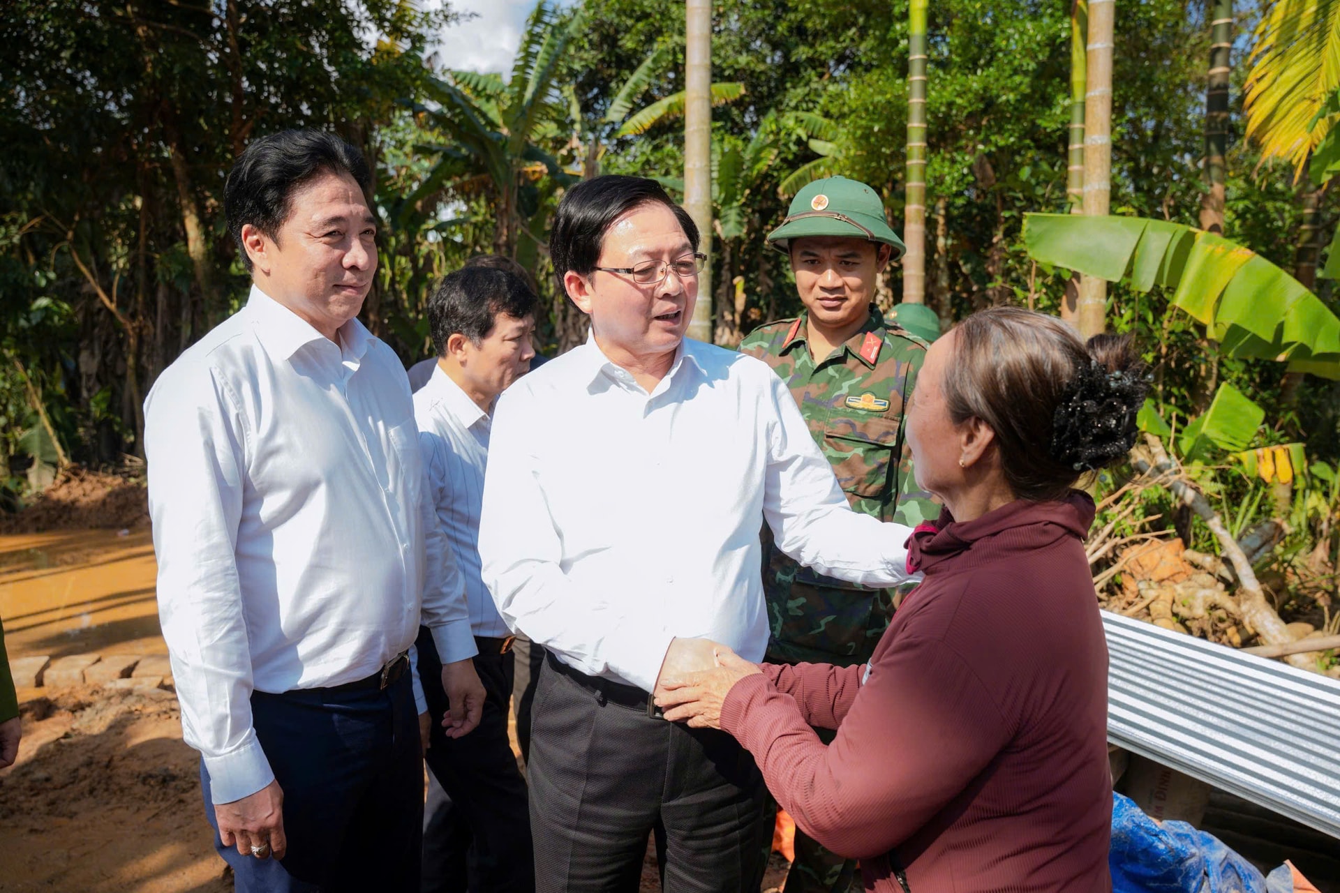 'Chạy nước rút' dựng nhà cho người dân sau lũ- Ảnh 4.