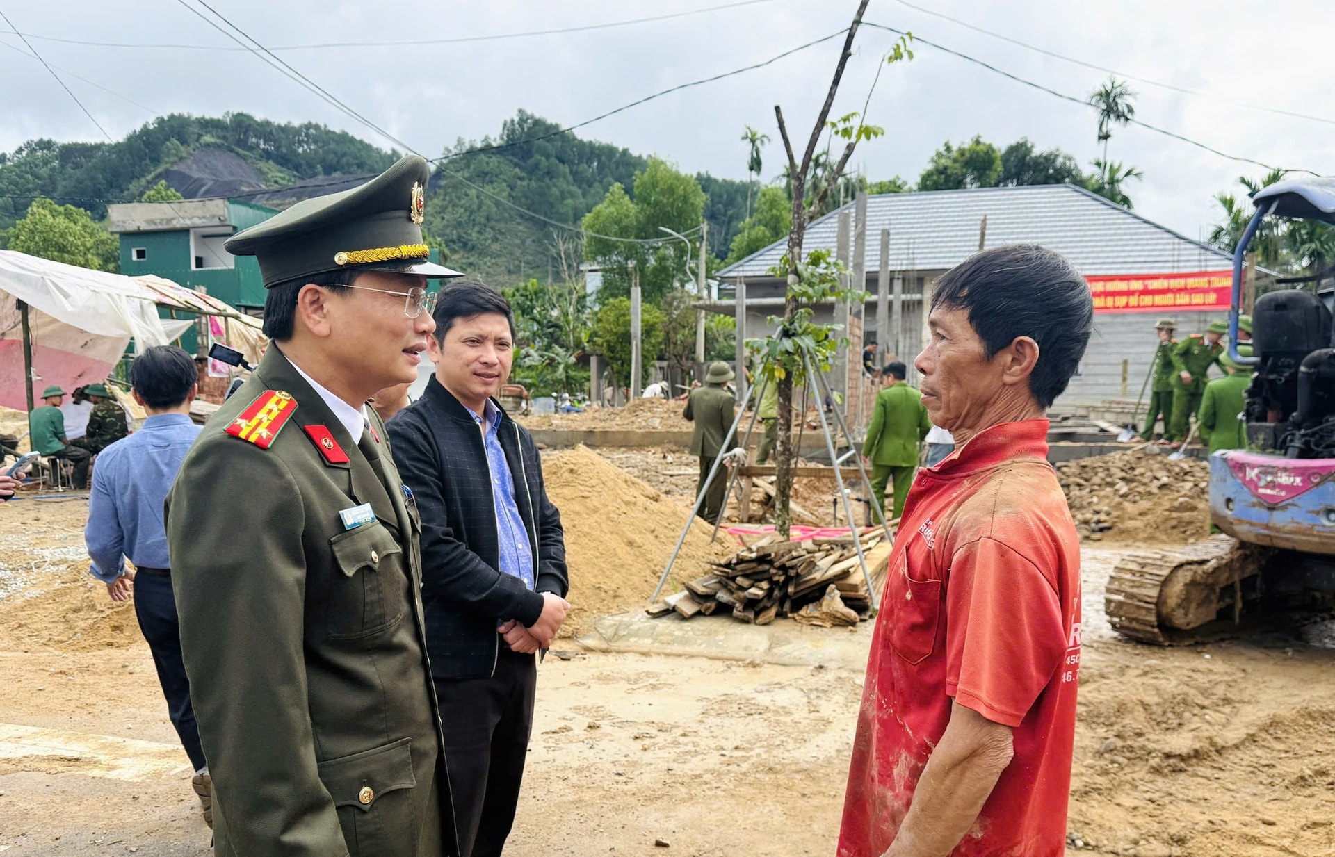 'Chạy nước rút' dựng nhà cho người dân sau lũ- Ảnh 3.