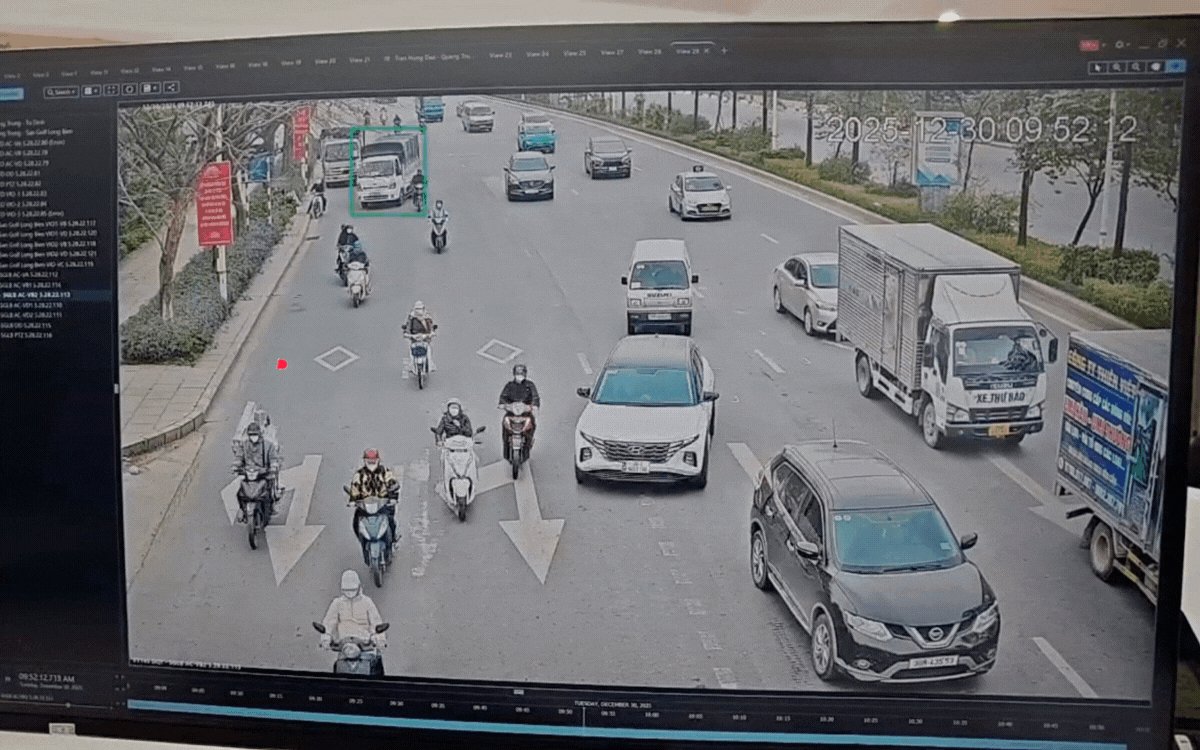 Xe tải bất ngờ lật nghiêng giữa đường Đàm Quang Trung, camera AI ghi lại toàn bộ diễn biến