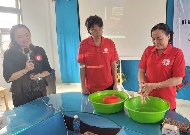 Lan tỏa Chương trình 'Nước uống sạch cho cộng đồng': Lực lượng giáo viên, tình nguyện viên Chữ thập đỏ được cung cấp kiến thức, kỹ năng truyền thông về nước sạch, vệ sinh- Ảnh 1.