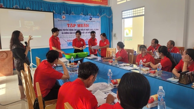 Lan tỏa Chương trình 'Nước uống sạch cho cộng đồng': Lực lượng giáo viên, tình nguyện viên Chữ thập đỏ được cung cấp kiến thức, kỹ năng truyền thông về nước sạch, vệ sinh- Ảnh 3.