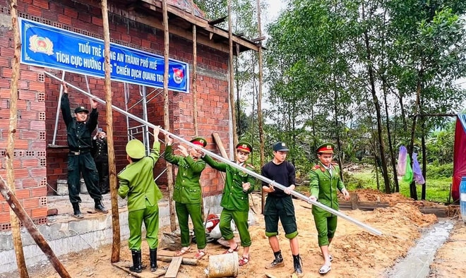 'Chạy nước rút' dựng nhà cho người dân sau lũ- Ảnh 1.