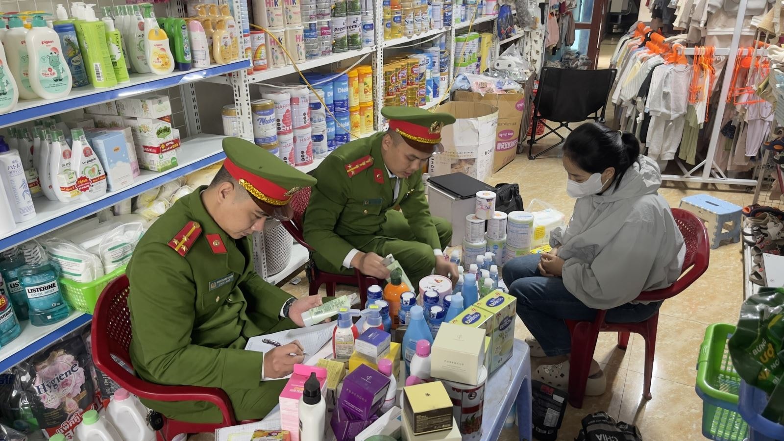 Bất ngờ phát hiện hàng trăm mặt hàng sữa, thực phẩm chức năng, mỹ phẩm không rõ nguồn gốc- Ảnh 1. Bất ngờ phát hiện hàng trăm mặt hàng sữa, thực phẩm chức năng, mỹ phẩm không rõ nguồn gốc- Ảnh 1.