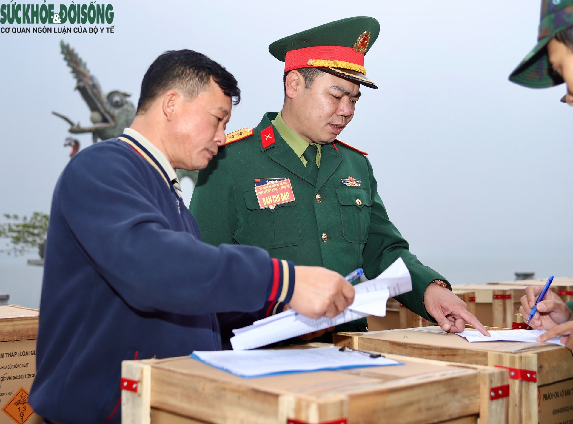 Pháo hoa đã vào ống phóng, sẵn sàng cho thời khắc đếm ngược chào đón năm 2026- Ảnh 4. Pháo hoa đã vào ống phóng, sẵn sàng cho thời khắc đếm ngược chào đón năm 2026- Ảnh 4.