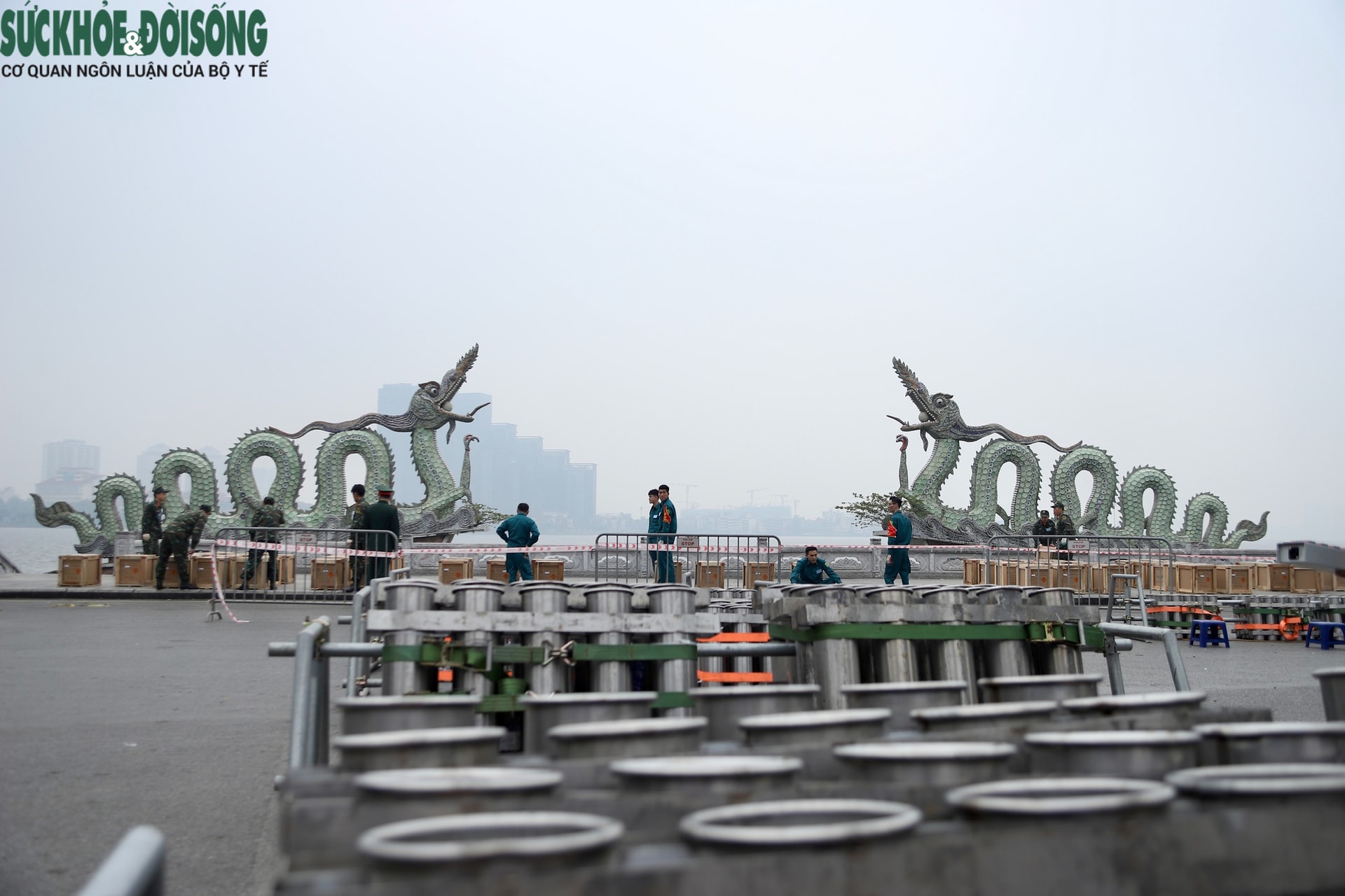 Pháo hoa đã vào ống phóng, sẵn sàng cho thời khắc đếm ngược chào đón năm 2026- Ảnh 5. Pháo hoa đã vào ống phóng, sẵn sàng cho thời khắc đếm ngược chào đón năm 2026- Ảnh 5.