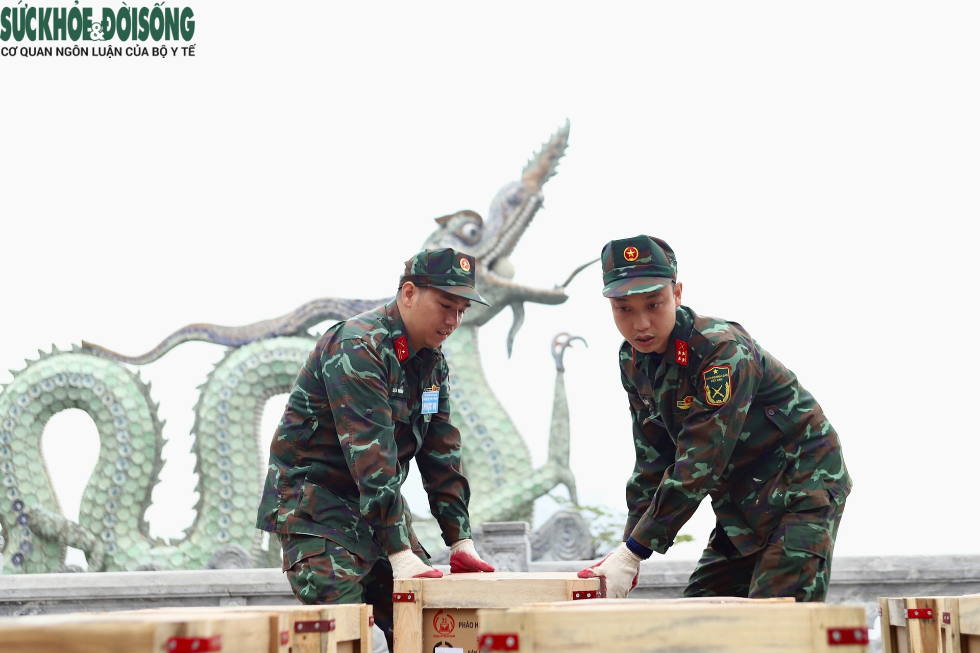 Pháo hoa đã vào ống phóng, sẵn sàng cho thời khắc đếm ngược chào đón năm 2026- Ảnh 7. Pháo hoa đã vào ống phóng, sẵn sàng cho thời khắc đếm ngược chào đón năm 2026- Ảnh 7.