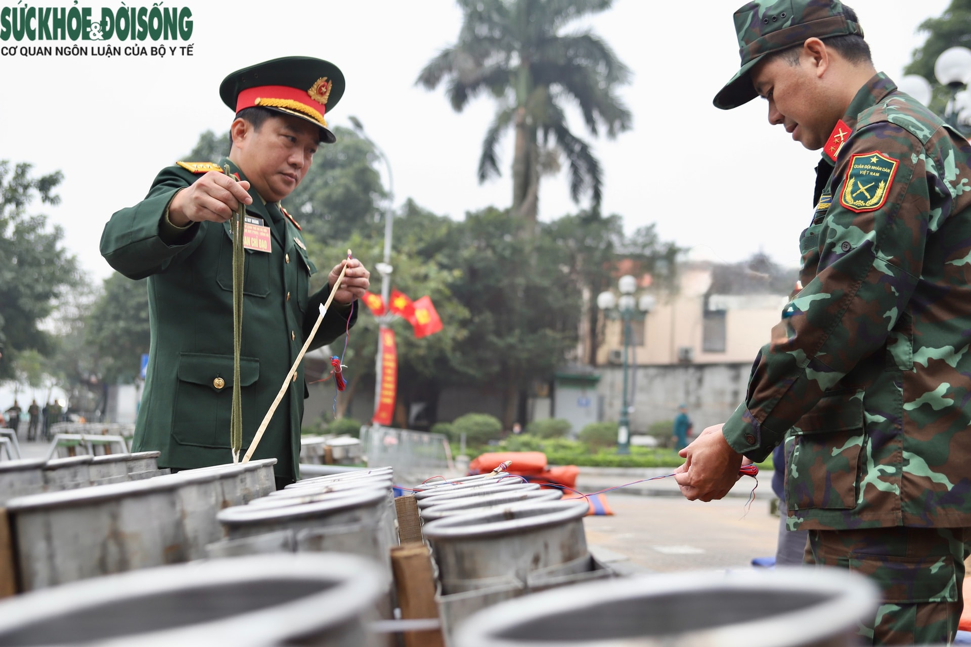 Pháo hoa đã vào ống phóng, sẵn sàng cho thời khắc đếm ngược chào đón năm 2026- Ảnh 11. Pháo hoa đã vào ống phóng, sẵn sàng cho thời khắc đếm ngược chào đón năm 2026- Ảnh 11.