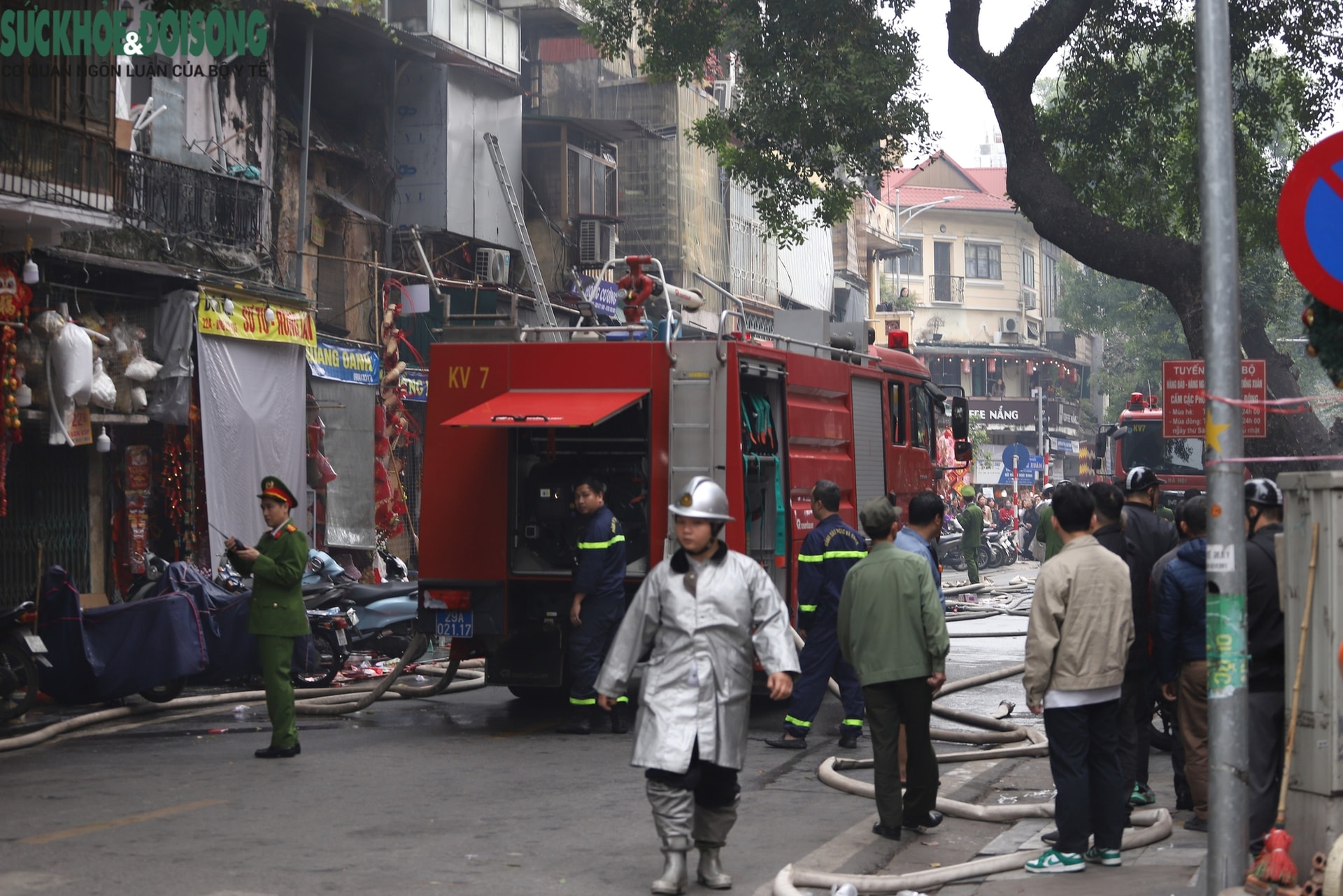 Hiện trường vụ cháy cửa hàng kinh doanh trên phố Hàng Mã - Ảnh 2. Hiện trường vụ cháy cửa hàng kinh doanh trên phố Hàng Mã - Ảnh 2.