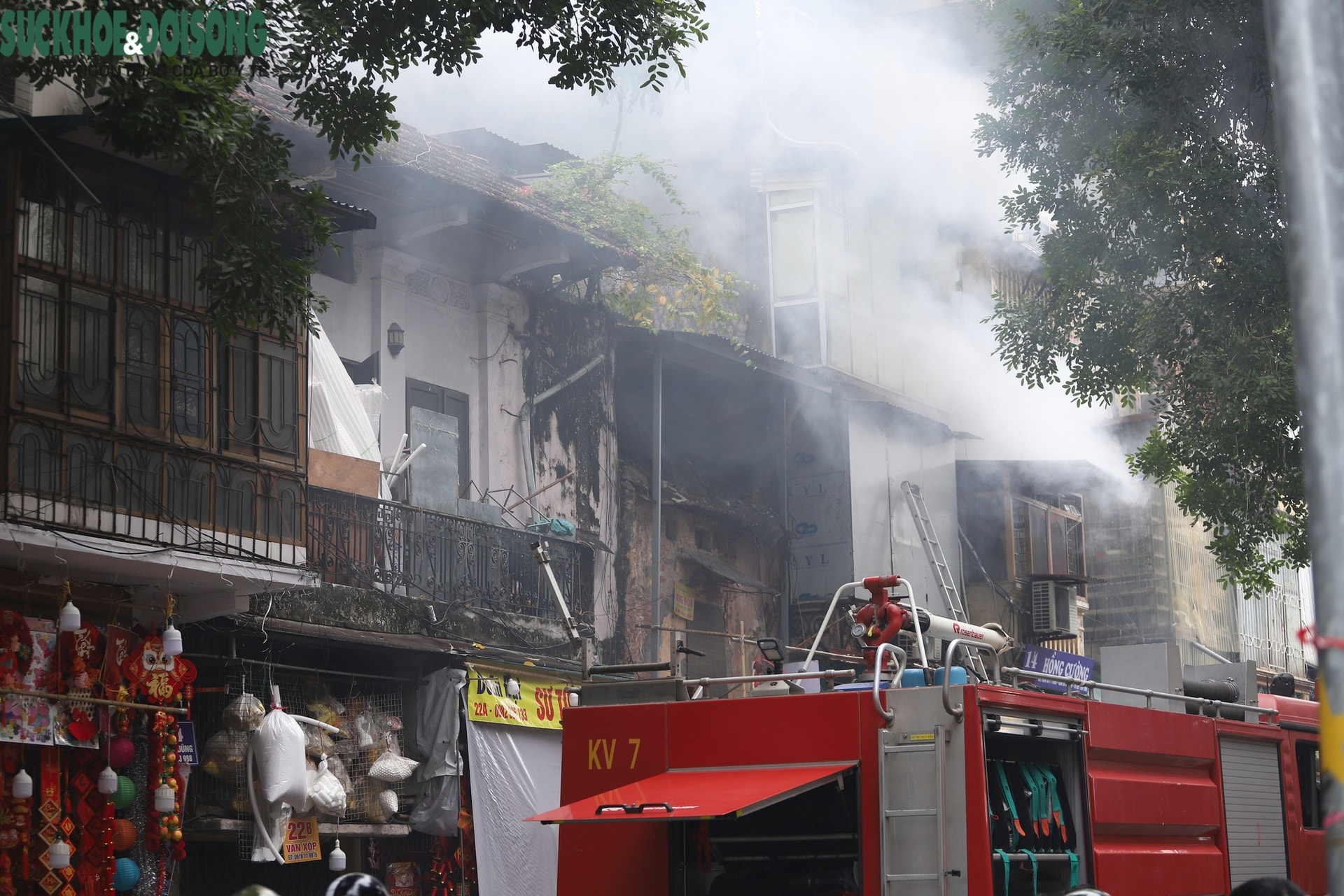 Hiện trường vụ cháy cửa hàng kinh doanh trên phố Hàng Mã - Ảnh 3. Hiện trường vụ cháy cửa hàng kinh doanh trên phố Hàng Mã - Ảnh 3.