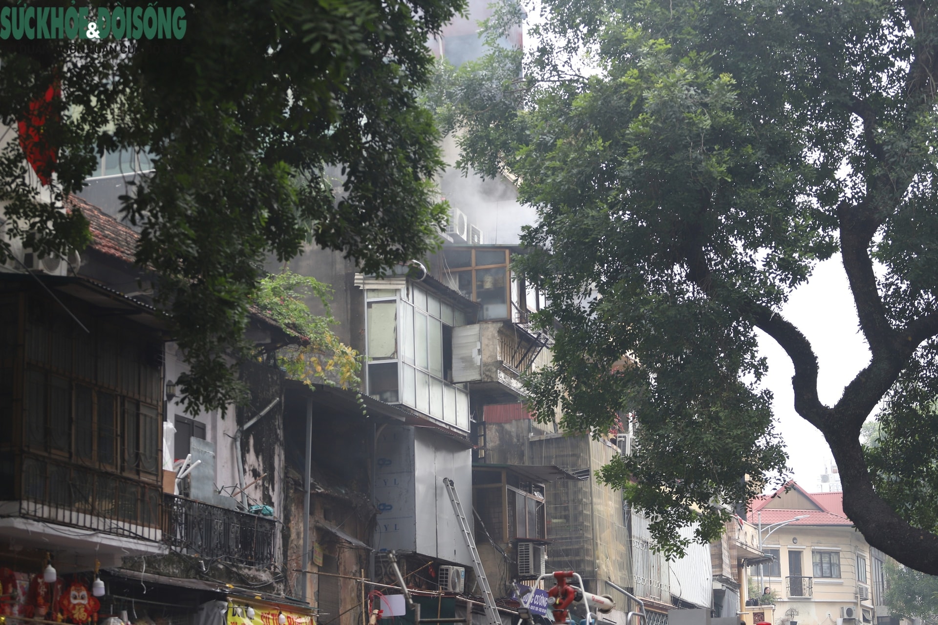 Hiện trường vụ cháy cửa hàng kinh doanh trên phố Hàng Mã - Ảnh 4. Hiện trường vụ cháy cửa hàng kinh doanh trên phố Hàng Mã - Ảnh 4.