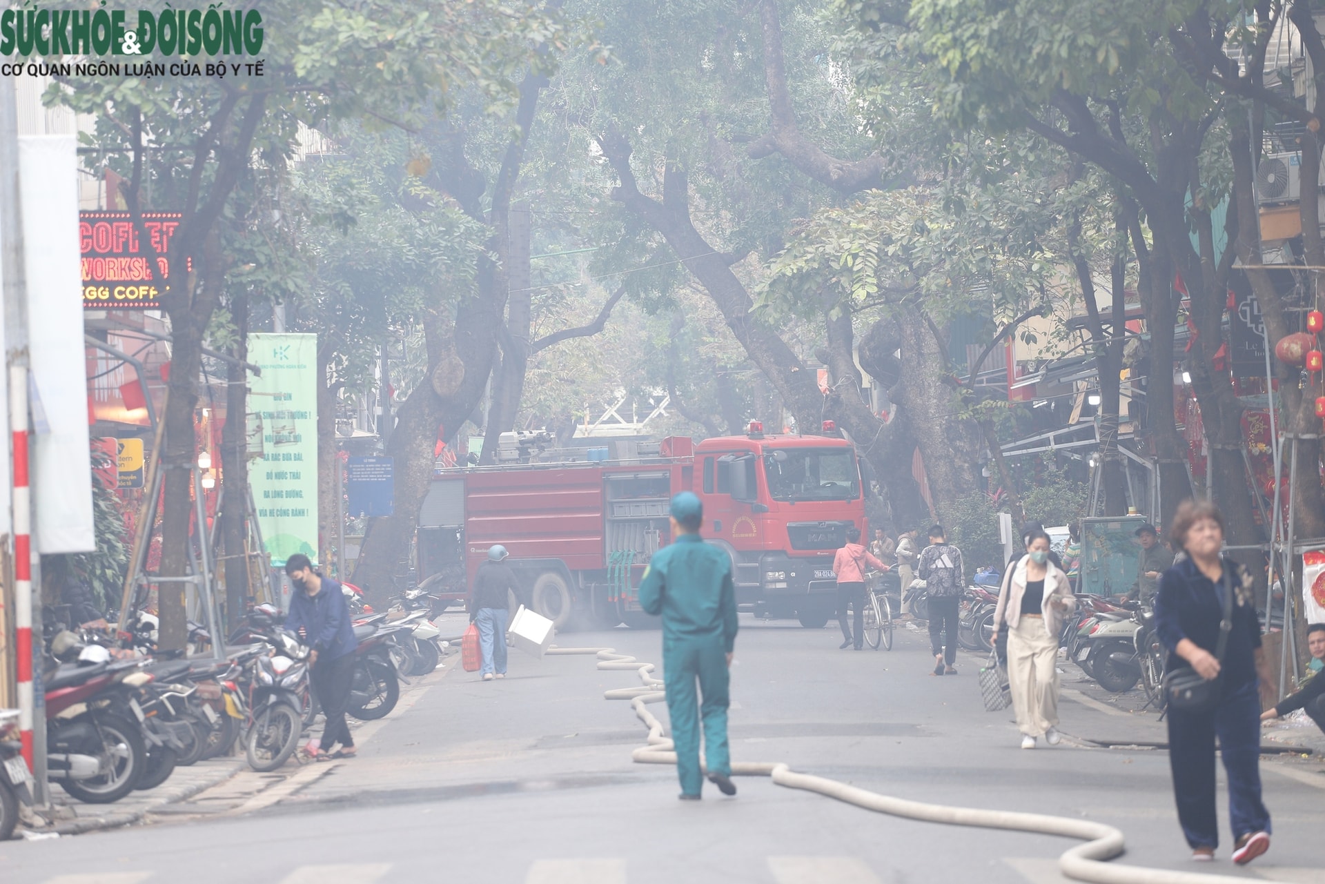 Hiện trường vụ cháy cửa hàng kinh doanh trên phố Hàng Mã - Ảnh 6. Hiện trường vụ cháy cửa hàng kinh doanh trên phố Hàng Mã - Ảnh 6.