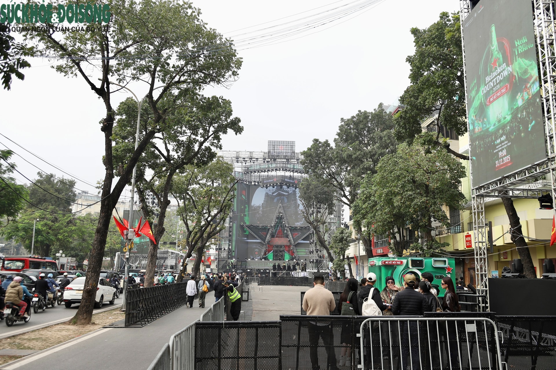 Sân khấu Countdown 2026 tại phố đi bộ Hồ Gươm trước 'giờ G'- Ảnh 2.