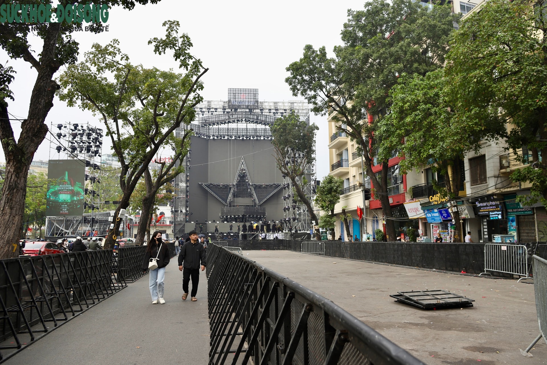 Sân khấu Countdown 2026 tại phố đi bộ Hồ Gươm trước 'giờ G'- Ảnh 3.