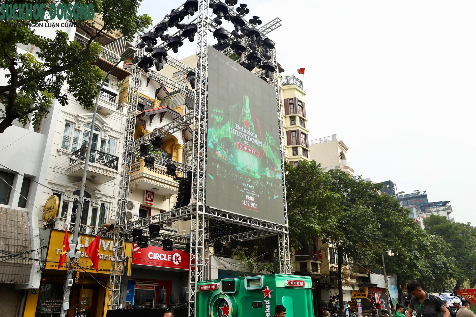 Sân khấu Countdown 2026 tại phố đi bộ Hồ Gươm trước 'giờ G'- Ảnh 4.