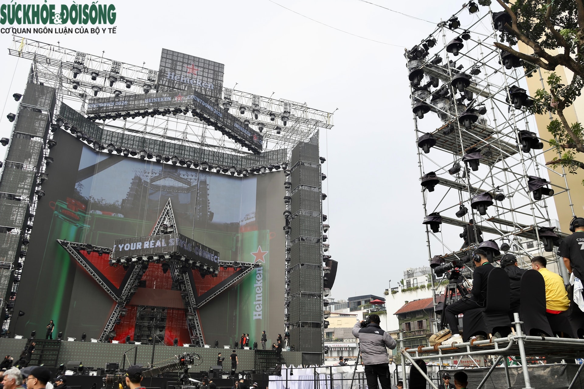 Sân khấu Countdown 2026 tại phố đi bộ Hồ Gươm trước 'giờ G'- Ảnh 5.