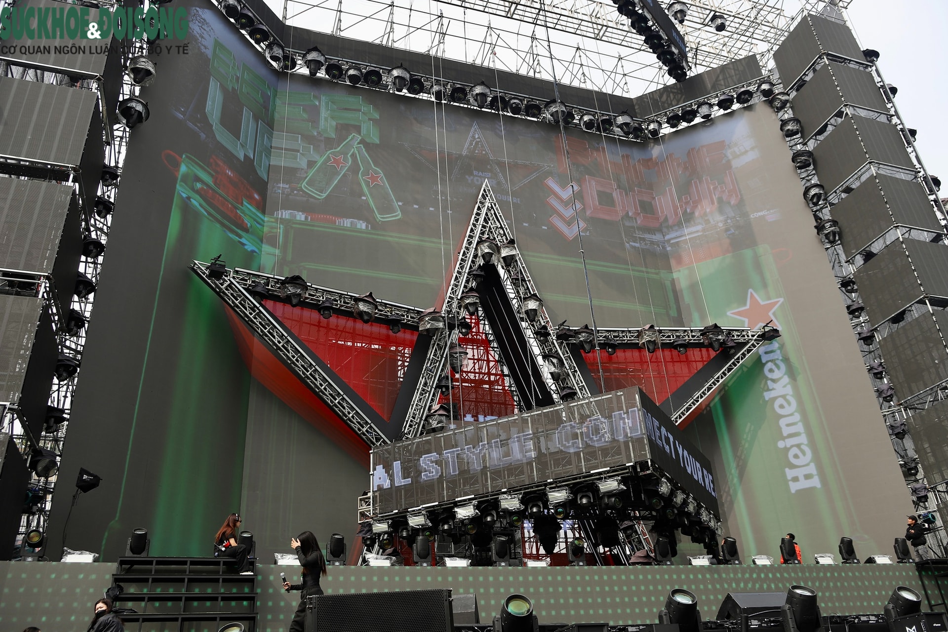 Sân khấu Countdown 2026 tại phố đi bộ Hồ Gươm trước 'giờ G'- Ảnh 6.