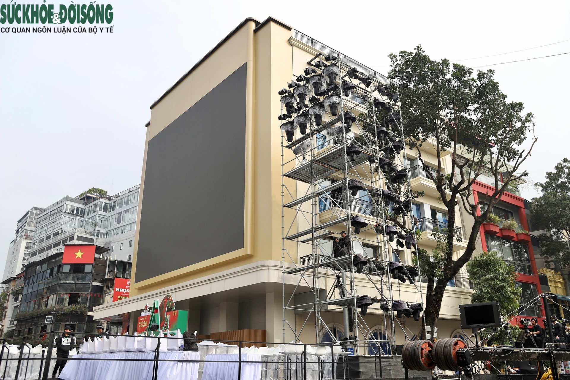 Sân khấu Countdown 2026 tại phố đi bộ Hồ Gươm trước 'giờ G'- Ảnh 7.