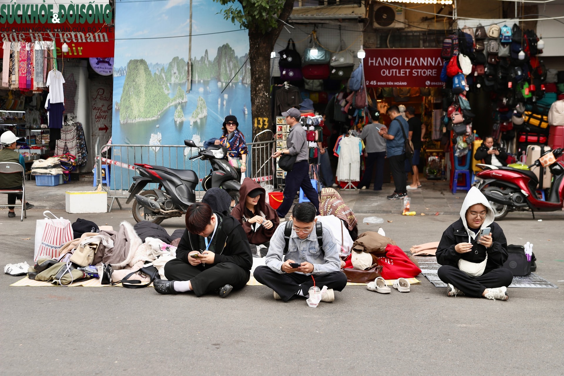 Sân khấu Countdown 2026 tại phố đi bộ Hồ Gươm trước 'giờ G'- Ảnh 8.