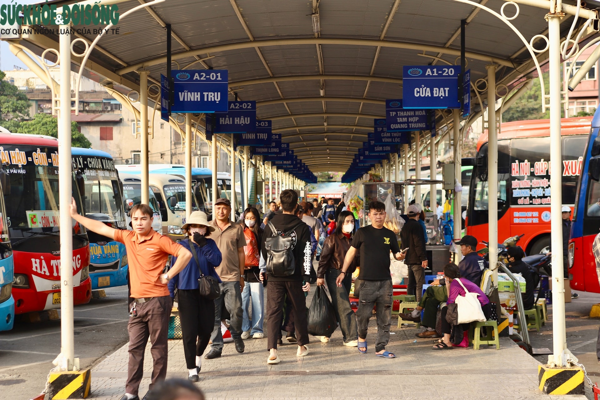 Không khí tại bến xe Hà Nội trước kỳ nghỉ Tết Dương lịch- Ảnh 2. Không khí tại bến xe Hà Nội trước kỳ nghỉ Tết Dương lịch- Ảnh 2.