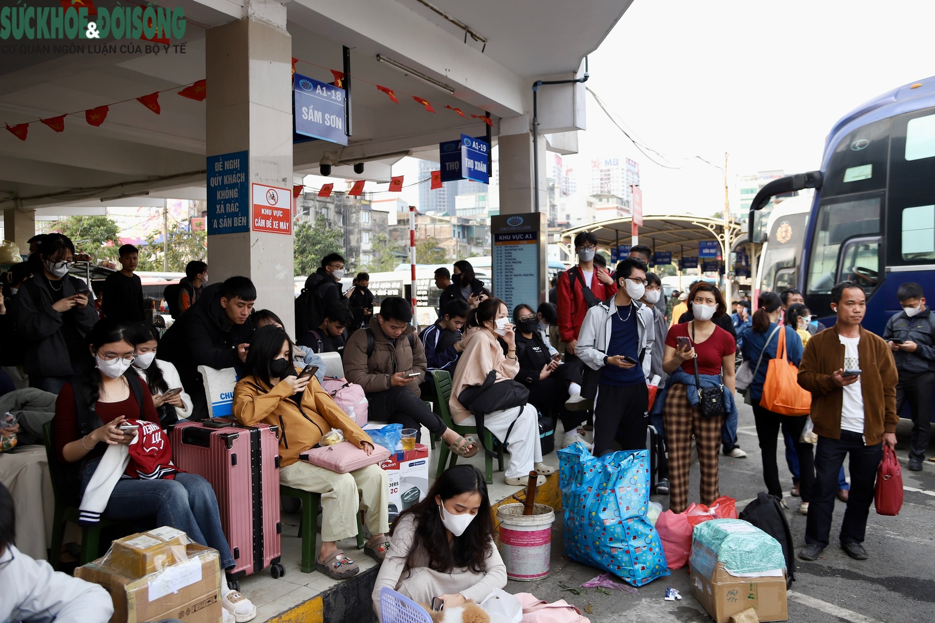 Không khí tại bến xe Hà Nội trước kỳ nghỉ Tết Dương lịch- Ảnh 3. Không khí tại bến xe Hà Nội trước kỳ nghỉ Tết Dương lịch- Ảnh 3.