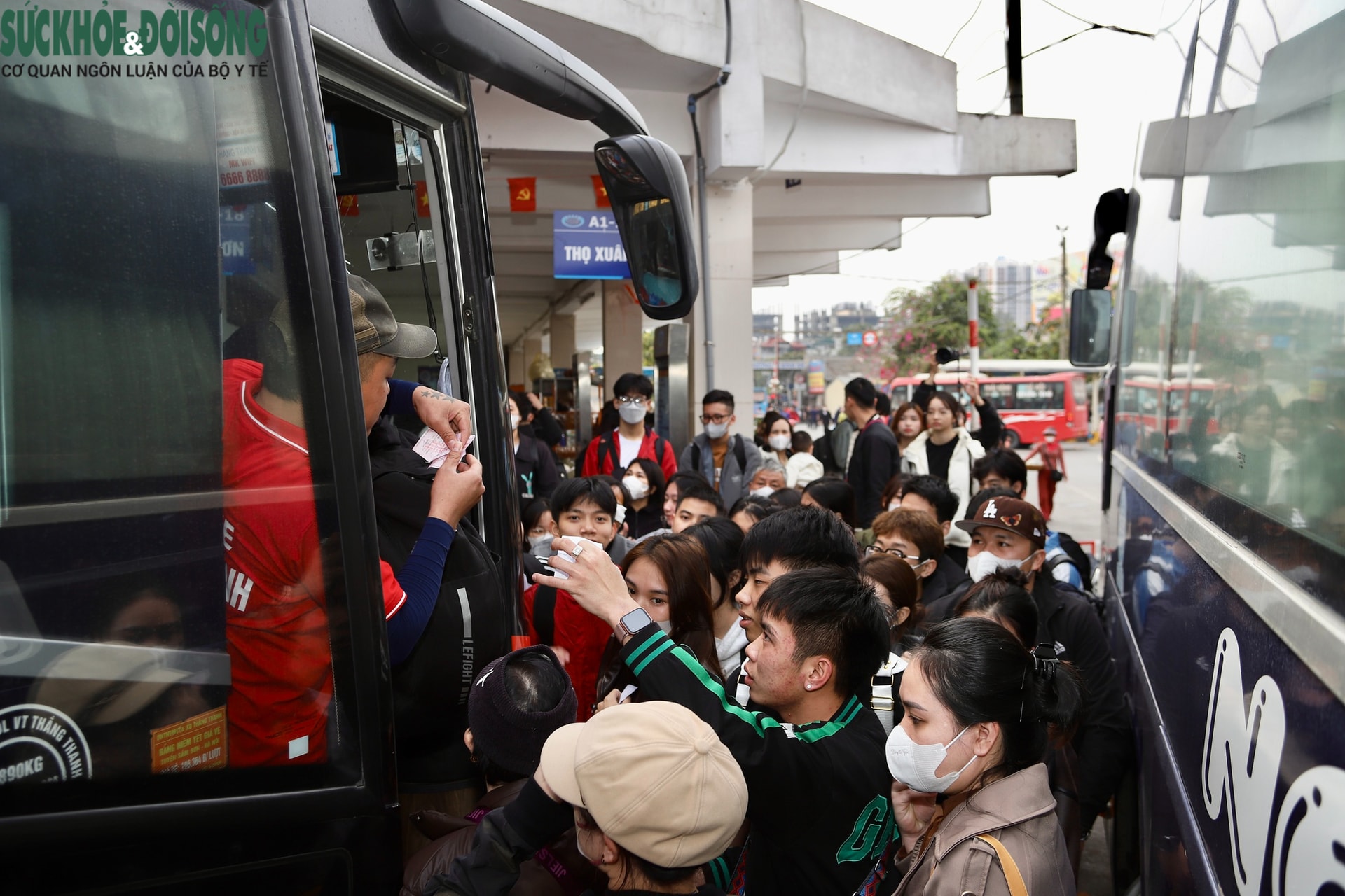 Không khí tại bến xe Hà Nội trước kỳ nghỉ Tết Dương lịch- Ảnh 6. Không khí tại bến xe Hà Nội trước kỳ nghỉ Tết Dương lịch- Ảnh 6.