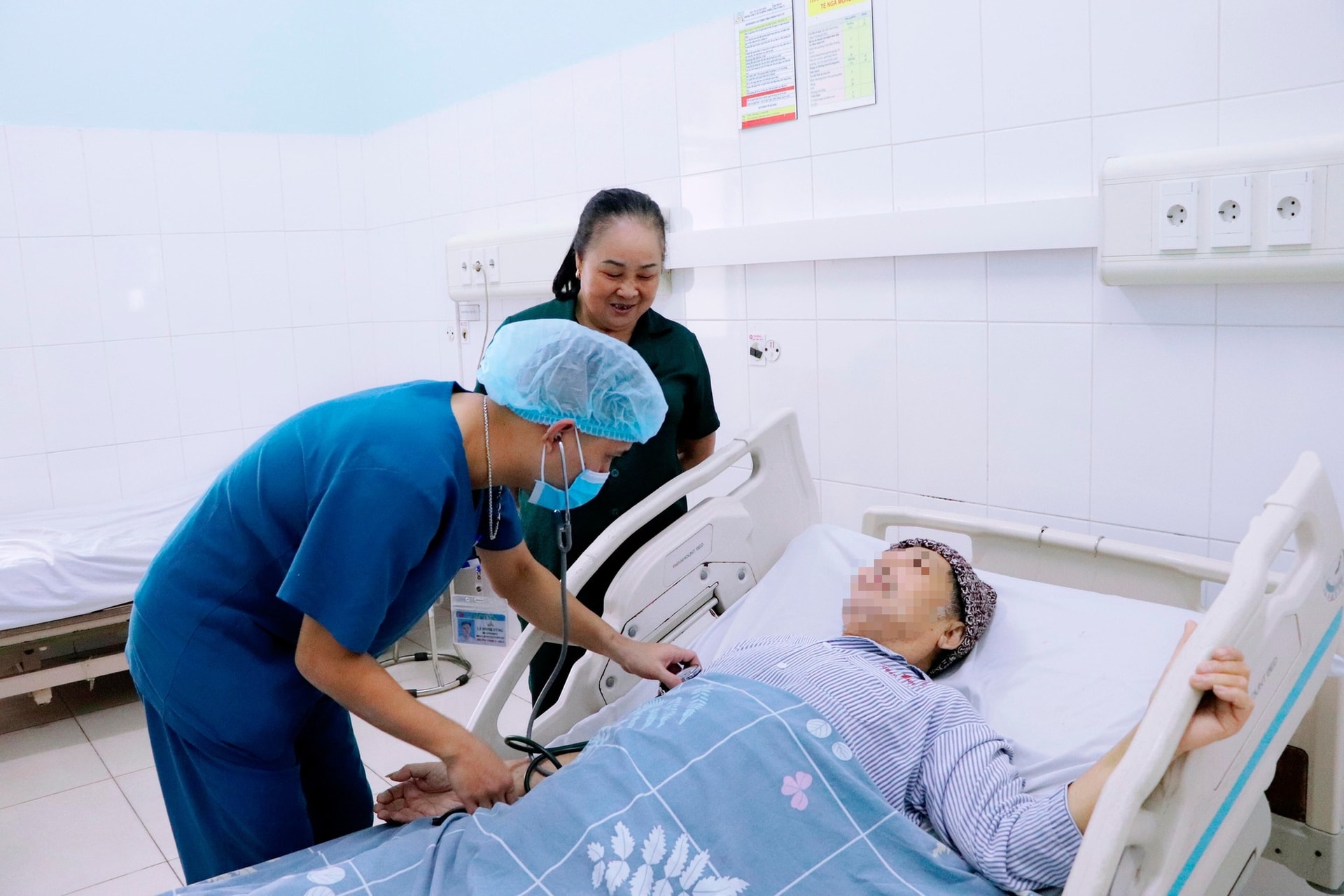 Đau xương khớp người đàn ông tự tiêm thuốc giảm đau dẫn đến sốc nhiễm khuẩn, thủng tạng rỗng - Ảnh 1.