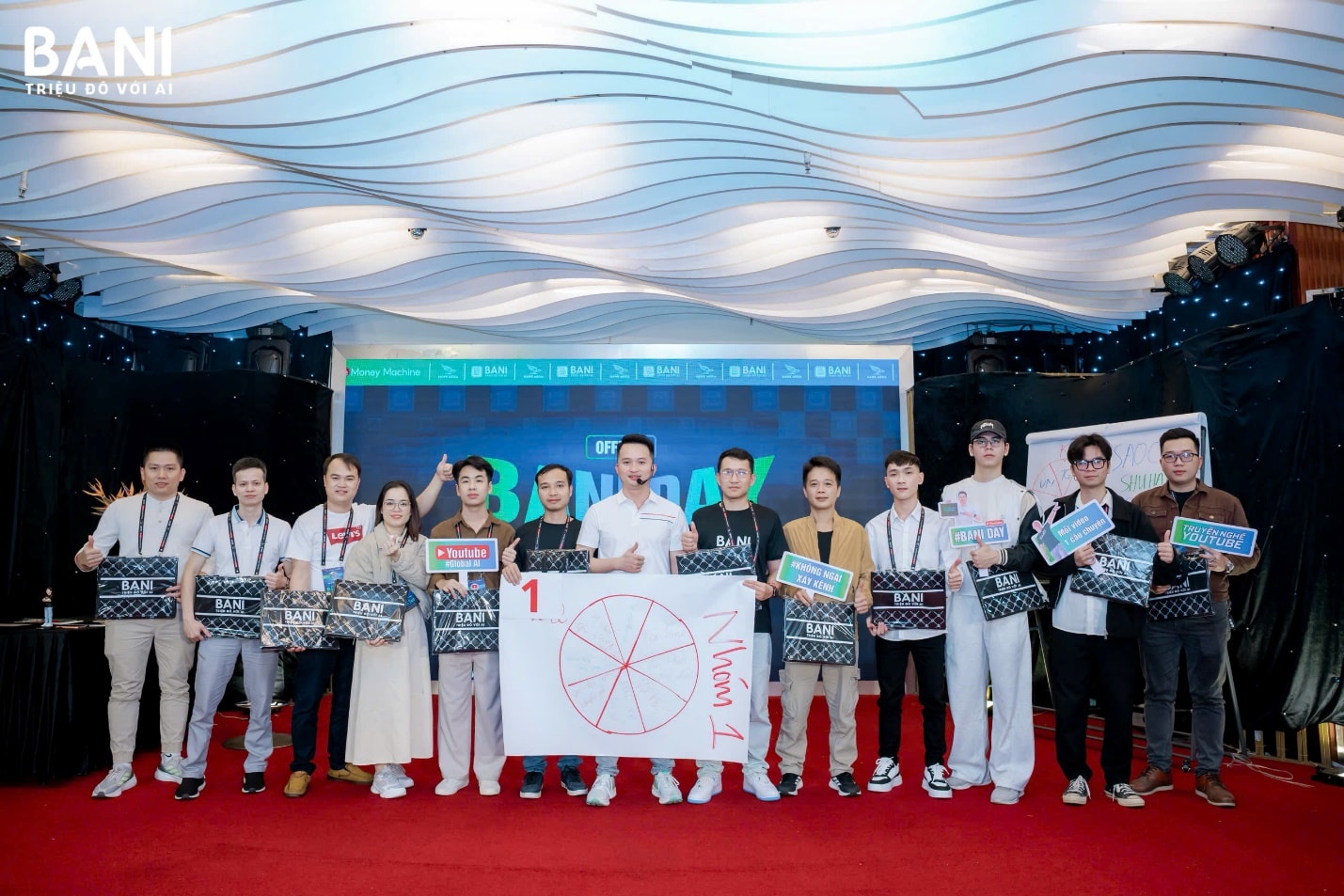 Phúc Bani và '28 ngày xây kênh': Cách tiếp cận lành mạnh trong hành trình sáng tạo nội dung số- Ảnh 2. 屋内, 人, 立つ, 写真 が含まれている画像 AI 生成コンテンツは誤りを含む可能性があります。