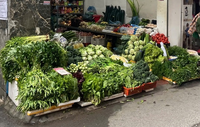 Giá rau xanh hạ nhiệt, người tiêu dùng 'dễ thở' dịp cuối năm- Ảnh 1.