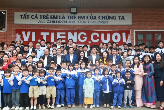 Chủ tịch UBND tỉnh Nghệ An thăm, động viên người có công và trẻ em có hoàn cảnh đặc biệt- Ảnh 1. Chủ tịch UBND tỉnh Nghệ An thăm, động viên người có công và trẻ em có hoàn cảnh đặc biệt- Ảnh 1.