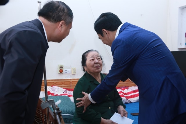 Chủ tịch UBND tỉnh Nghệ An thăm, động viên người có công và trẻ em có hoàn cảnh đặc biệt- Ảnh 7. Chủ tịch UBND tỉnh Nghệ An thăm, động viên người có công và trẻ em có hoàn cảnh đặc biệt- Ảnh 7.