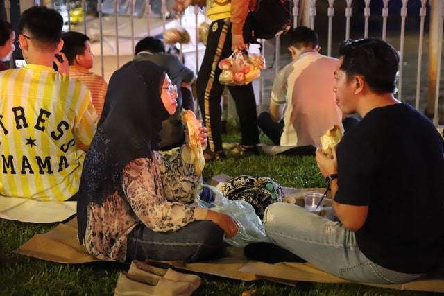 Biển người đổ về trung tâm TPHCM chờ xem pháo hoa chào năm mới 2026- Ảnh 8. Biển người đổ về trung tâm TPHCM chờ xem pháo hoa chào năm mới 2026- Ảnh 8.