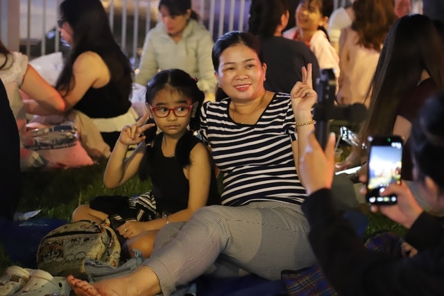 Biển người đổ về trung tâm TPHCM chờ xem pháo hoa chào năm mới 2026- Ảnh 5. Biển người đổ về trung tâm TPHCM chờ xem pháo hoa chào năm mới 2026- Ảnh 5.