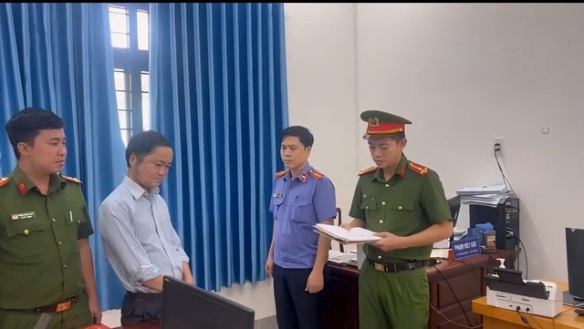 Bắt công chức xã hứa hẹn làm thủ tục đất đai để chiếm đoạt tiền của người dân- Ảnh 1. Bắt công chức xã hứa hẹn làm thủ tục đất đai để chiếm đoạt tiền của người dân- Ảnh 1.