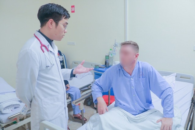 Khó chịu sau trận pickleball và được đưa đi cấp cứu, người đàn ông ngừng tim ngay tại cổng bệnh viện- Ảnh 1.