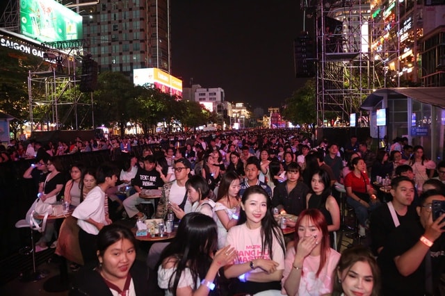 Biển người đổ về trung tâm TPHCM chờ xem pháo hoa chào năm mới 2026- Ảnh 4. Biển người đổ về trung tâm TPHCM chờ xem pháo hoa chào năm mới 2026- Ảnh 4.