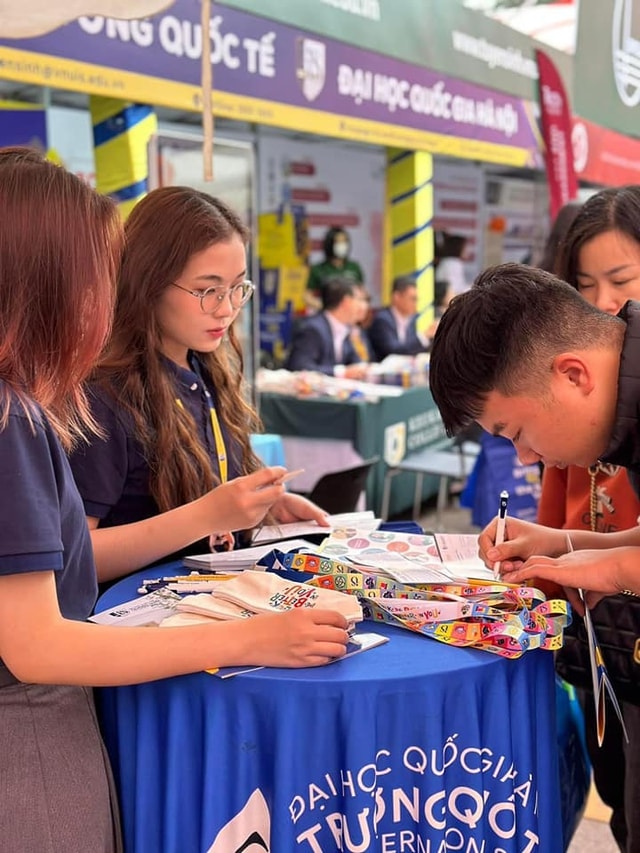 Nhìn lại mùa tuyển sinh đại học 2025 với nhiều ngành học 'nóng' điểm chuẩn chạm mốc kịch trần- Ảnh 1.