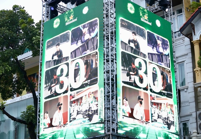 Countdown 2026 'đốt nóng' phố đi bộ Hồ Gươm, biển người chờ thời khắc đếm ngược- Ảnh 5.