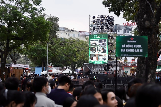 Countdown 2026 'đốt nóng' phố đi bộ Hồ Gươm, biển người chờ thời khắc đếm ngược- Ảnh 2.