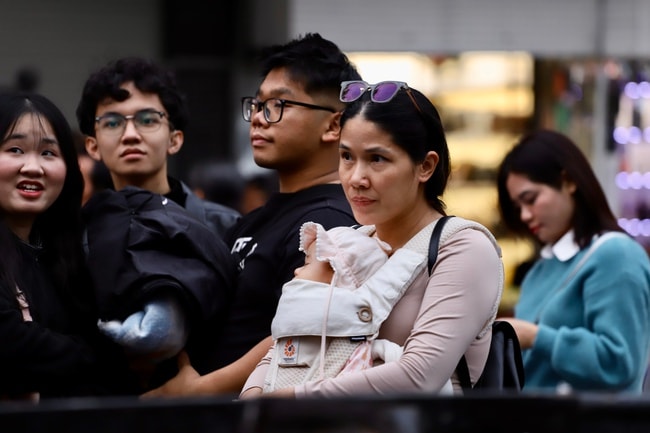 Countdown 2026 'đốt nóng' phố đi bộ Hồ Gươm, biển người chờ thời khắc đếm ngược- Ảnh 8.