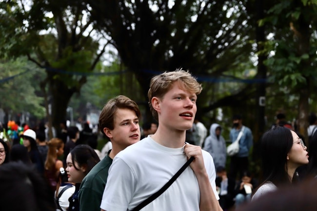 Countdown 2026 'đốt nóng' phố đi bộ Hồ Gươm, biển người chờ thời khắc đếm ngược- Ảnh 7.