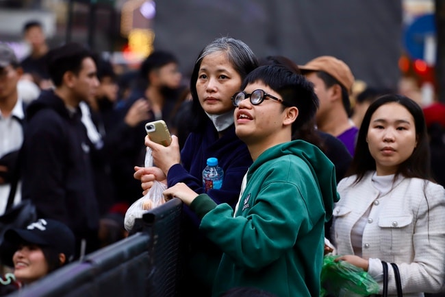 Countdown 2026 'đốt nóng' phố đi bộ Hồ Gươm, biển người chờ thời khắc đếm ngược- Ảnh 6.