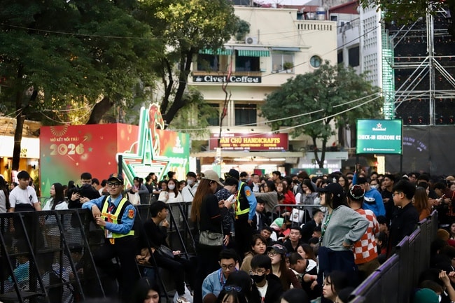 Countdown 2026 'đốt nóng' phố đi bộ Hồ Gươm, biển người chờ thời khắc đếm ngược- Ảnh 3.