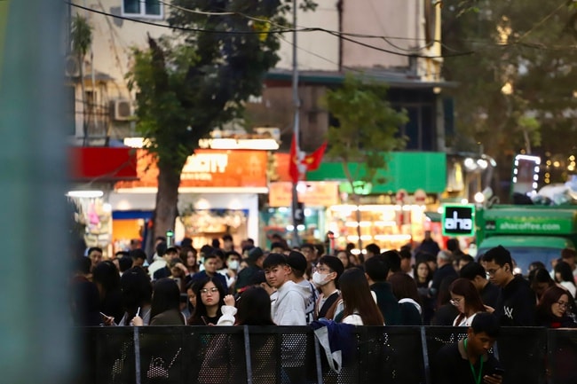 Countdown 2026 'đốt nóng' phố đi bộ Hồ Gươm, biển người chờ thời khắc đếm ngược- Ảnh 4.