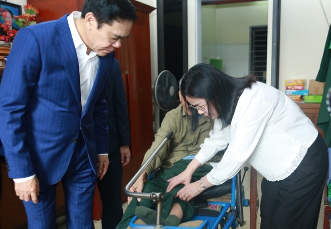 Chủ tịch UBND tỉnh Nghệ An thăm, động viên người có công và trẻ em có hoàn cảnh đặc biệt- Ảnh 9. Chủ tịch UBND tỉnh Nghệ An thăm, động viên người có công và trẻ em có hoàn cảnh đặc biệt- Ảnh 9.