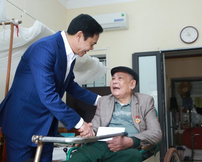 Chủ tịch UBND tỉnh Nghệ An thăm, động viên người có công và trẻ em có hoàn cảnh đặc biệt- Ảnh 10. Chủ tịch UBND tỉnh Nghệ An thăm, động viên người có công và trẻ em có hoàn cảnh đặc biệt- Ảnh 10.